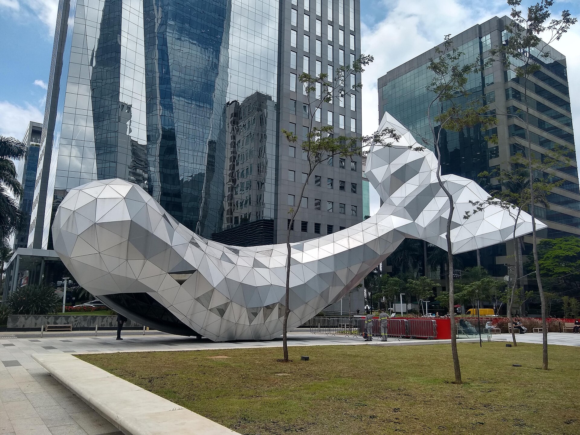 Escultura da Baleia na Avenida Faria Lima em São Paulo