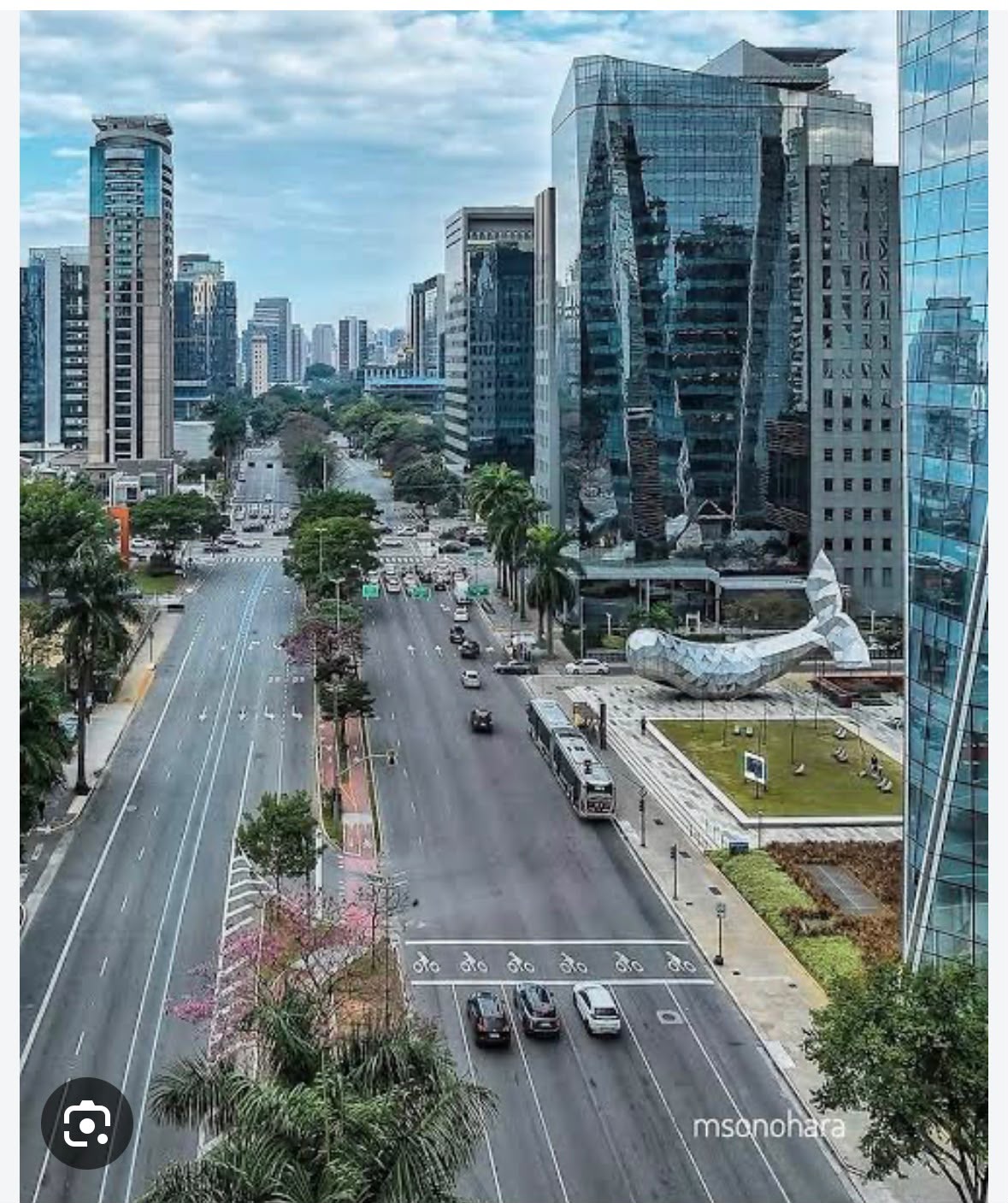 Vista urbana da Avenida Faria Lima com prédios modernos